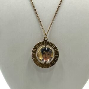 Vintage 1977 Elvis Presley Spinning Photo Goldtone Necklace Pendant
King Of Rock
